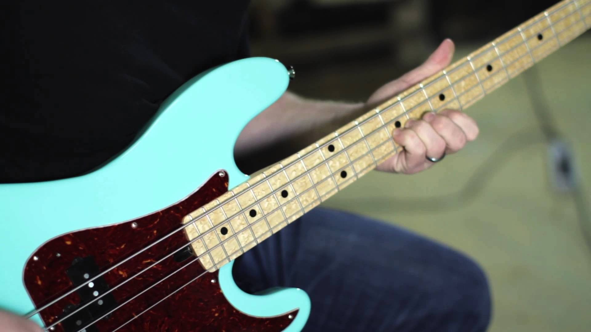 <br>Walrus Audio Descent Reverb Bass Demo